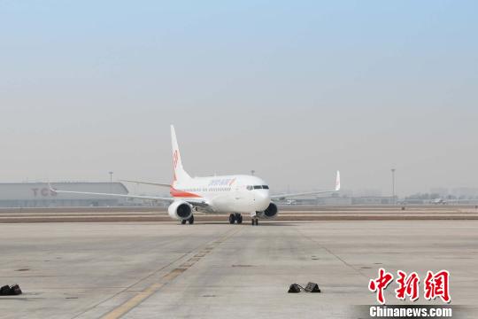 波音公司737系列飞机降落在天津滨海国际机场。　钟欣　摄
